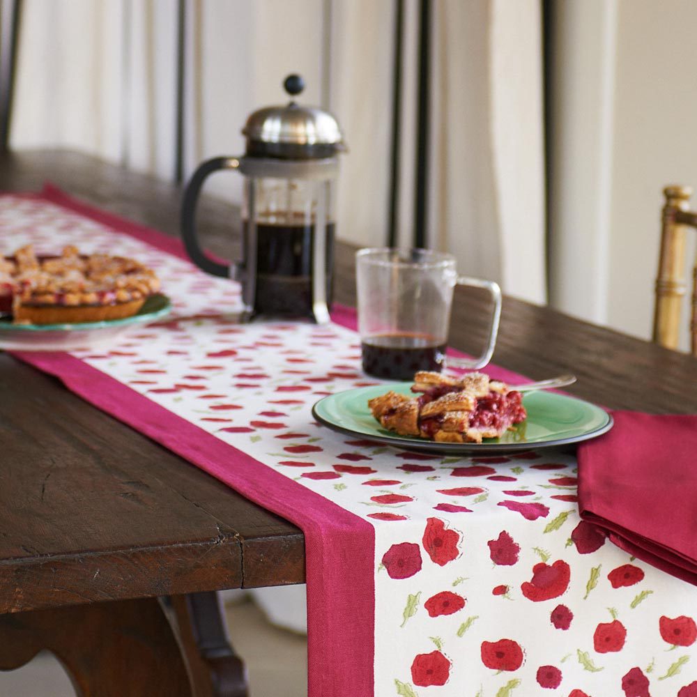 Poppies Red/Green Table Runner